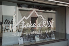 Schaufenster Beschriftung Take a ride Wolfsberg